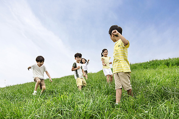 포토 JPG 주간 여자 남자 어린이 놀이 서기 사람 동양인 소녀 소년 잔디 여러명 상반신 야외 친구 유치원생 한국인 뒤돌아보기 즐거움 상쾌 무궁화꽃이피었습니다 어린이만 국내포토 자연요소 식물 감정 다수 관계 모션 인종 파일형식