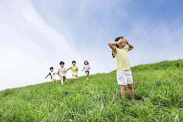 포토 JPG 주간 여자 남자 어린이 놀이 서기 사람 동양인 소녀 소년 잔디 여러명 상반신 야외 친구 유치원생 한국인 눈가림 즐거움 상쾌 무궁화꽃이피었습니다 어린이만 국내포토 자연요소 식물 감정 다수 관계 모션 인종 가림 파일형식