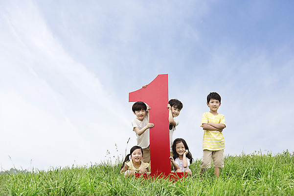 포토 JPG 주간 1 여자 남자 어린이 서기 웃음 사람 앉기 동양인 소녀 소년 잔디 여러명 야외 친구 팔짱 유치원생 한국인 즐거움 상쾌 어린이만 국내포토 자연요소 식물 감정 다수 관계 모션 표정 인종 파일형식