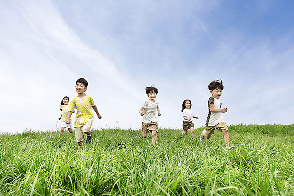 포토 JPG 주간 여자 남자 어린이 웃음 사람 동양인 소녀 소년 잔디 여러명 야외 앞모습 친구 달리기 유치원생 한국인 즐거움 상쾌 어린이만 국내포토 자연요소 식물 감정 뷰포인트 다수 관계 모션 표정 인종 파일형식