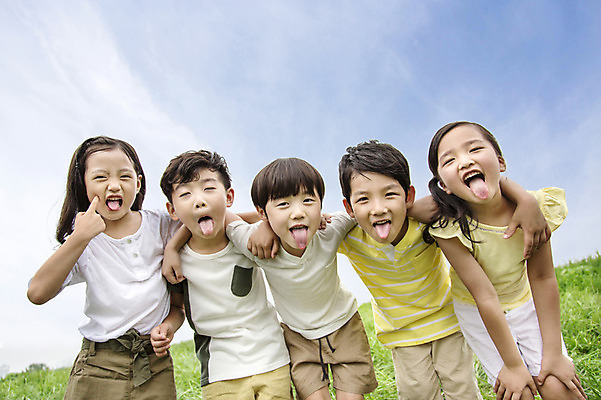 포토 JPG 주간 여자 남자 어린이 어깨동무 서기 사람 동양인 소녀 소년 여러명 상반신 야외 앞모습 친구 유치원생 한국인 즐거움 상쾌 메롱 어린이만 국내포토 자연요소 감정 뷰포인트 포즈 다수 관계 모션 인종 파일형식