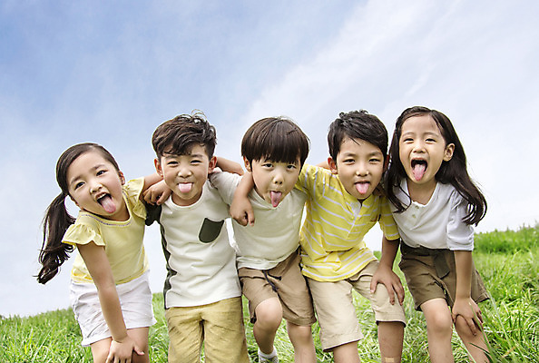 포토 JPG 주간 여자 남자 어린이 어깨동무 서기 사람 동양인 소녀 소년 여러명 상반신 야외 앞모습 친구 유치원생 한국인 즐거움 상쾌 메롱 어린이만 국내포토 자연요소 감정 뷰포인트 포즈 다수 관계 모션 인종 파일형식