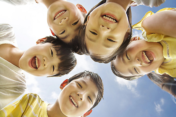 포토 JPG 주간 여자 남자 어린이 로우앵글 웃음 사람 동양인 소녀 소년 여러명 상반신 야외 친구 유치원생 한국인 즐거움 상쾌 어린이만 국내포토 자연요소 감정 뷰포인트 다수 관계 표정 인종 파일형식