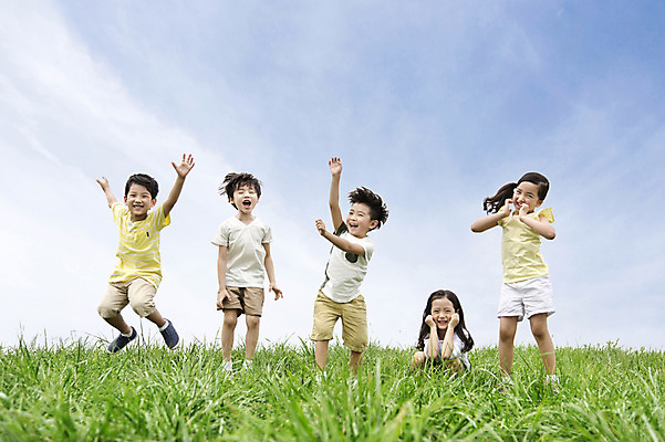 포토 JPG 주간 여자 남자 어린이 포즈 웃음 사람 동양인 소녀 소년 잔디 여러명 야외 앞모습 친구 점프 유치원생 한국인 즐거움 상쾌 어린이만 국내포토 자연요소 식물 감정 뷰포인트 다수 관계 모션 표정 인종 파일형식