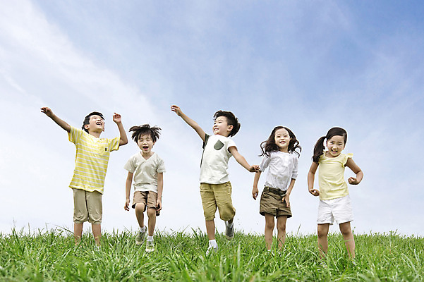 포토 JPG 주간 여자 남자 어린이 포즈 웃음 사람 동양인 소녀 소년 잔디 여러명 야외 앞모습 친구 점프 유치원생 한국인 즐거움 상쾌 어린이만 국내포토 자연요소 식물 감정 뷰포인트 다수 관계 모션 표정 인종 파일형식