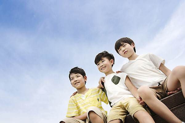 포토 JPG 주간 남자 어린이 어깨동무 웃음 사람 앉기 동양인 소년 상반신 야외 앞모습 세명 친구 유치원생 한국인 즐거움 상쾌 남자만 어린이만 소년만 국내포토 자연요소 감정 뷰포인트 포즈 관계 모션 표정 인종 파일형식