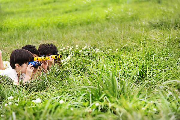 포토 JPG 주간 남자 어린이 엎드리기 사람 동양인 소년 잔디 상반신 야외 세명 친구 유치원생 망원경 한국인 관찰 즐거움 상쾌 남자만 어린이만 소년만 국내포토 자연요소 식물 감정 관계 모션 인종 파일형식