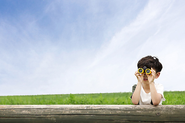 포토 JPG 주간 남자 어린이 한명 들기 사람 동양인 소년 상반신 야외 앞모습 유치원생 망원경 한국인 관찰 즐거움 상쾌 남자만 남자한명만 어린이만 소년만 소년한명만 국내포토 자연요소 1 감정 뷰포인트 모션 인종 파일형식