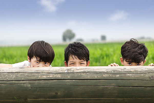 포토 JPG 주간 남자 얼굴 어린이 사람 동양인 소년 상반신 야외 아웃포커스 신체부위 세명 친구 유치원생 한국인 즐거움 상쾌 나무의자 숨기 남자만 어린이만 소년만 국내포토 자연요소 감정 의자 관계 모션 촬영기법 인종 목재 파일형식