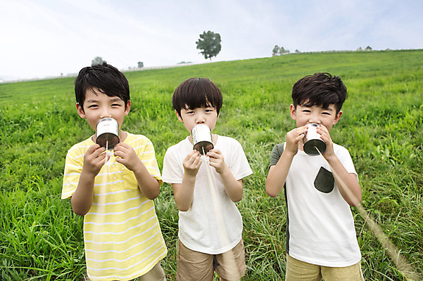 포토 JPG 주간 남자 어린이 서기 들기 사람 동양인 소년 잔디 상반신 야외 앞모습 세명 친구 유치원생 한국인 실전화기 즐거움 상쾌 남자만 어린이만 소년만 국내포토 자연요소 식물 감정 뷰포인트 관계 모션 인종 파일형식