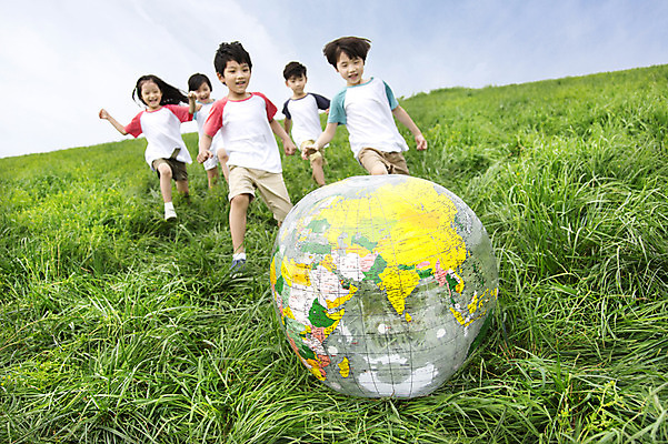 포토 JPG 주간 여자 남자 어린이 공 놀이 사람 동양인 소녀 소년 잔디 여러명 야외 친구 지구본 유치원생 한국인 즐거움 상쾌 공놀이 어린이만 국내포토 자연요소 식물 감정 다수 관계 인종 파일형식