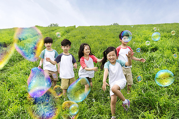 포토 JPG 주간 여자 남자 어린이 놀이 서기 웃음 사람 동양인 소녀 소년 잔디 여러명 상반신 야외 친구 유치원생 한국인 비눗방울 즐거움 상쾌 어린이만 국내포토 자연요소 식물 감정 다수 관계 모션 표정 인종 파일형식