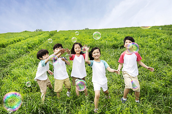 포토 JPG 주간 여자 남자 어린이 놀이 서기 웃음 사람 동양인 소녀 소년 잔디 여러명 야외 친구 유치원생 한국인 비눗방울 즐거움 상쾌 어린이만 국내포토 자연요소 식물 감정 다수 관계 모션 표정 인종 파일형식