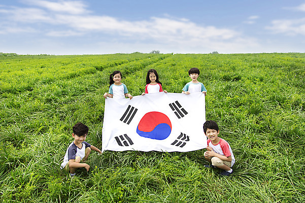 포토 JPG 주간 여자 남자 어린이 서기 웃음 사람 앉기 동양인 소녀 소년 잔디 여러명 상반신 야외 앞모습 친구 유치원생 한국인 태극기 삼일절 즐거움 상쾌 광복절 어린이만 국내포토 자연요소 식물 감정 뷰포인트 다수 관계 모션 표정 인종 공휴일 국기 국경일 파일형식