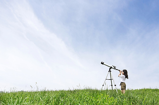 포토 JPG 주간 여자 어린이 하늘 한명 서기 사람 동양인 소녀 잔디 상반신 야외 옆모습 유치원생 망원경 한국인 관찰 체험학습 즐거움 상쾌 천체망원경 여자만 여자한명만 어린이만 소녀만 소녀한명만 국내포토 자연요소 식물 1 감정 뷰포인트 모션 인종 체험 파일형식