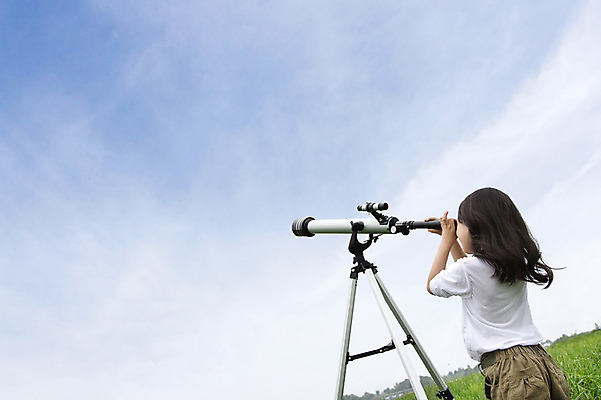 포토 JPG 주간 여자 어린이 하늘 한명 서기 사람 동양인 소녀 상반신 야외 유치원생 망원경 한국인 관찰 체험학습 즐거움 상쾌 천체망원경 여자만 여자한명만 어린이만 소녀만 소녀한명만 국내포토 자연요소 1 감정 모션 인종 체험 파일형식