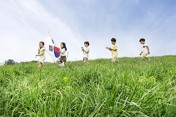 포토 JPG 주간 여자 남자 어린이 들기 사람 동양인 소녀 소년 잔디 여러명 상반신 야외 친구 걷기 유치원생 한국인 태극기 즐거움 상쾌 어린이만 국내포토 자연요소 식물 감정 다수 관계 모션 인종 국기 파일형식