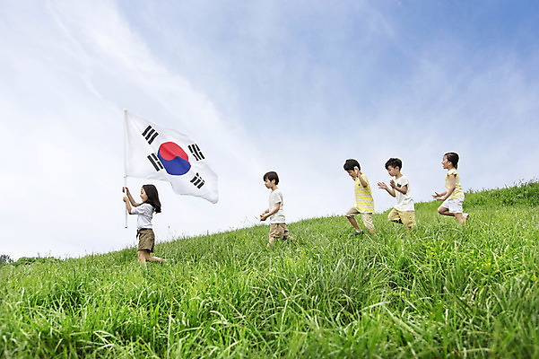 포토 JPG 주간 여자 남자 어린이 들기 사람 동양인 소녀 잔디 여러명 상반신 야외 옆모습 친구 걷기 유치원생 한국인 태극기 삼일절 즐거움 상쾌 광복절 어린이만 국내포토 자연요소 식물 감정 뷰포인트 다수 관계 모션 인종 공휴일 국기 국경일 파일형식