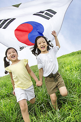 포토 JPG 주간 여자 어린이 웃음 사람 동양인 소녀 잔디 야외 두명 앞모습 친구 걷기 손잡기 유치원생 한국인 태극기 즐거움 상쾌 여자만 어린이만 소녀만 국내포토 자연요소 식물 감정 뷰포인트 관계 모션 표정 인종 국기 파일형식