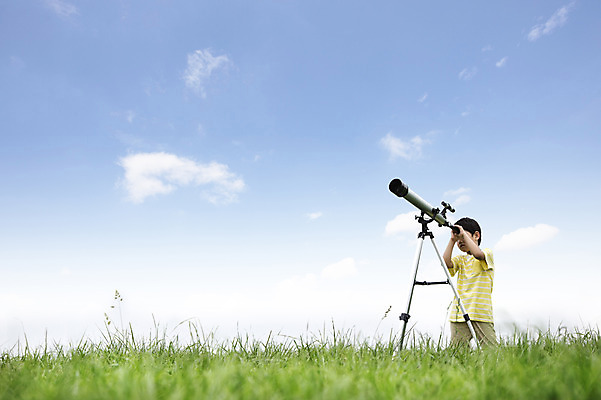 포토 JPG 주간 남자 어린이 하늘 한명 서기 사람 동양인 소년 잔디 상반신 야외 유치원생 망원경 한국인 관찰 체험학습 즐거움 상쾌 천체망원경 남자만 남자한명만 어린이만 소년만 소년한명만 국내포토 자연요소 식물 1 감정 모션 인종 체험 파일형식