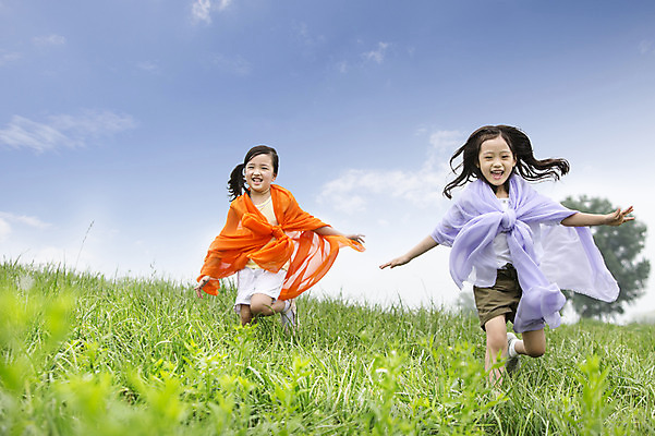 포토 JPG 주간 여자 어린이 웃음 사람 동양인 소녀 잔디 상반신 야외 두명 앞모습 친구 달리기 유치원생 한국인 천 즐거움 상쾌 감싸기 여자만 어린이만 소녀만 국내포토 자연요소 식물 감정 뷰포인트 관계 모션 표정 인종 직물 파일형식