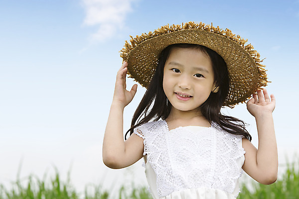 포토 JPG 주간 모자 원피스 여자 어린이 한명 웃음 사람 동양인 소녀 상반신 야외 앞모습 유치원생 한국인 즐거움 상쾌 여자만 여자한명만 어린이만 소녀만 소녀한명만 국내포토 자연요소 1 잡화 옷 감정 뷰포인트 표정 인종 파일형식