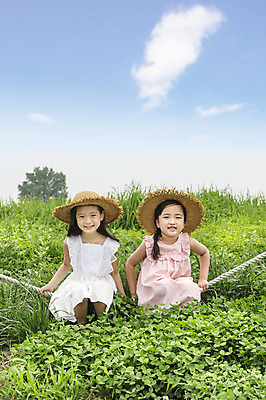 포토 JPG 주간 모자 원피스 여자 어린이 웃음 사람 앉기 동양인 소녀 상반신 야외 두명 앞모습 친구 소풍 유치원생 한국인 즐거움 상쾌 여자만 어린이만 소녀만 국내포토 자연요소 잡화 옷 감정 뷰포인트 관계 모션 표정 인종 야외활동 파일형식
