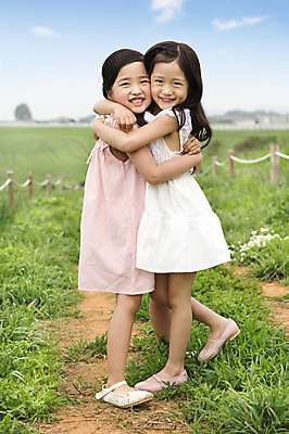 포토 JPG 주간 전신 여자 어린이 포옹 서기 웃음 사람 동양인 소녀 야외 두명 옆모습 친구 유치원생 한국인 즐거움 상쾌 여자만 어린이만 소녀만 국내포토 자연요소 감정 뷰포인트 관계 안기 모션 표정 인종 파일형식