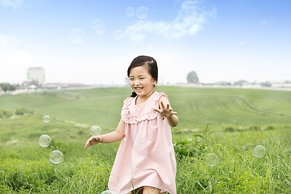 포토 JPG 주간 여자 어린이 놀이 한명 웃음 사람 동양인 소녀 잔디 상반신 야외 유치원생 한국인 비눗방울 즐거움 상쾌 여자만 여자한명만 어린이만 소녀만 소녀한명만 국내포토 자연요소 식물 1 감정 표정 인종 파일형식