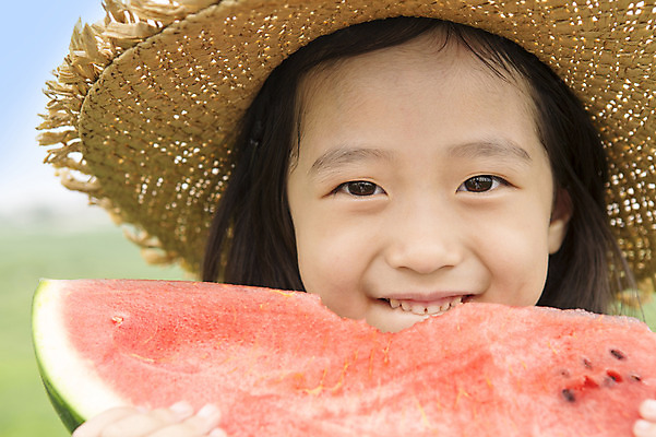 포토 JPG 주간 모자 여자 얼굴 어린이 여름음식 수박 한명 웃음 들기 사람 동양인 소녀 상반신 야외 신체부위 유치원생 한국인 즐거움 상쾌 여자만 여자한명만 어린이만 소녀만 소녀한명만 제철음식 제철과일 국내포토 자연요소 1 잡화 감정 음식 과일 모션 표정 인종 제철 파일형식 여름_계절