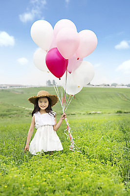 포토 JPG 주간 모자 원피스 여자 어린이 한명 웃음 사람 동양인 소녀 잔디 상반신 야외 앞모습 유치원생 한국인 즐거움 상쾌 풍선 여자만 여자한명만 어린이만 소녀만 소녀한명만 국내포토 자연요소 식물 1 잡화 옷 감정 뷰포인트 표정 인종 파일형식