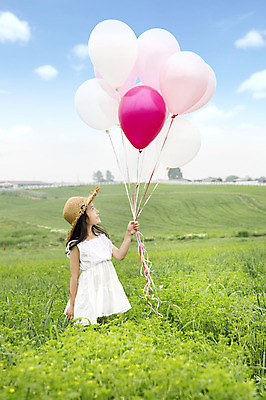 포토 JPG 주간 모자 원피스 여자 어린이 한명 서기 사람 동양인 소녀 잔디 상반신 야외 유치원생 한국인 즐거움 상쾌 풍선 여자만 여자한명만 어린이만 소녀만 소녀한명만 국내포토 자연요소 식물 1 잡화 옷 감정 모션 인종 파일형식