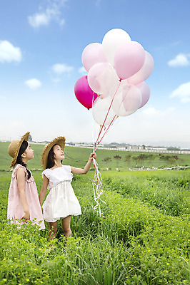 포토 JPG 주간 모자 원피스 여자 어린이 서기 웃음 사람 동양인 소녀 잔디 상반신 야외 두명 친구 유치원생 한국인 즐거움 상쾌 풍선 여자만 어린이만 소녀만 국내포토 자연요소 식물 잡화 옷 감정 관계 모션 표정 인종 파일형식