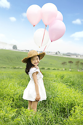 포토 JPG 주간 모자 원피스 여자 어린이 한명 서기 웃음 사람 동양인 소녀 잔디 상반신 야외 옆모습 유치원생 한국인 즐거움 상쾌 풍선 여자만 여자한명만 어린이만 소녀만 소녀한명만 국내포토 자연요소 식물 1 잡화 옷 감정 뷰포인트 모션 표정 인종 파일형식