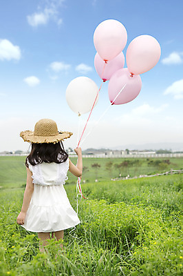 포토 JPG 주간 모자 원피스 여자 어린이 한명 서기 사람 동양인 소녀 잔디 상반신 야외 뒷모습 유치원생 한국인 즐거움 상쾌 풍선 여자만 여자한명만 어린이만 소녀만 소녀한명만 국내포토 자연요소 식물 1 잡화 옷 감정 뷰포인트 모션 인종 파일형식