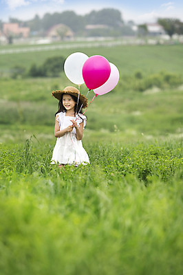 포토 JPG 주간 모자 원피스 여자 어린이 한명 서기 웃음 사람 동양인 소녀 잔디 상반신 야외 아웃포커스 유치원생 한국인 즐거움 상쾌 풍선 여자만 여자한명만 어린이만 소녀만 소녀한명만 국내포토 자연요소 식물 1 잡화 옷 감정 모션 촬영기법 표정 인종 파일형식