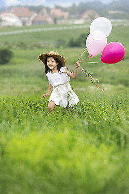 포토 JPG 주간 모자 원피스 여자 어린이 한명 웃음 사람 동양인 소녀 잔디 상반신 야외 아웃포커스 유치원생 한국인 즐거움 상쾌 풍선 여자만 여자한명만 어린이만 소녀만 소녀한명만 국내포토 자연요소 식물 1 잡화 옷 감정 촬영기법 표정 인종 파일형식