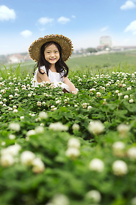 포토 JPG 주간 모자 여자 어린이 꽃밭 한명 웃음 사람 동양인 소녀 상반신 야외 아웃포커스 유치원생 한국인 즐거움 상쾌 여자만 여자한명만 어린이만 소녀만 소녀한명만 국내포토 자연요소 1 잡화 꽃 감정 촬영기법 표정 인종 파일형식