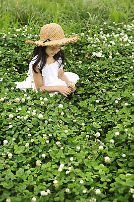 포토 JPG 주간 모자 원피스 여자 어린이 꽃밭 한명 사람 동양인 소녀 상반신 야외 유치원생 한국인 즐거움 상쾌 여자만 여자한명만 어린이만 소녀만 소녀한명만 국내포토 자연요소 1 잡화 옷 꽃 감정 인종 파일형식