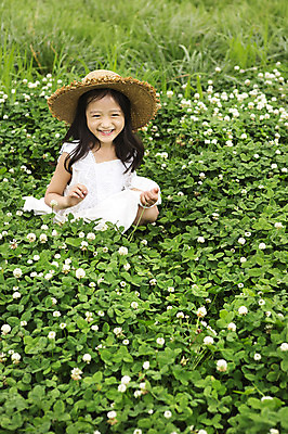 포토 JPG 주간 모자 원피스 여자 어린이 꽃밭 한명 웃음 사람 동양인 소녀 상반신 야외 유치원생 한국인 즐거움 상쾌 여자만 여자한명만 어린이만 소녀만 소녀한명만 국내포토 자연요소 1 잡화 옷 꽃 감정 표정 인종 파일형식