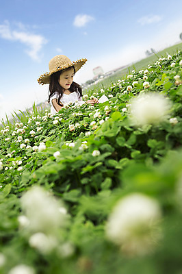 포토 JPG 주간 모자 여자 어린이 꽃밭 한명 사람 동양인 소녀 상반신 야외 아웃포커스 유치원생 한국인 즐거움 상쾌 여자만 여자한명만 어린이만 소녀만 소녀한명만 국내포토 자연요소 1 잡화 꽃 감정 촬영기법 인종 파일형식