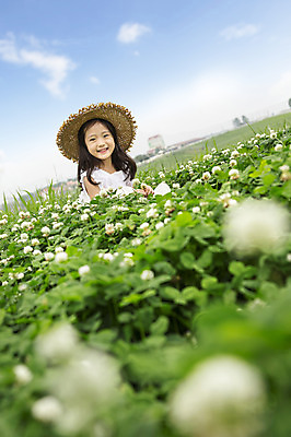 포토 JPG 주간 모자 여자 어린이 꽃밭 한명 웃음 사람 동양인 소녀 상반신 야외 아웃포커스 유치원생 한국인 즐거움 상쾌 여자만 여자한명만 어린이만 소녀만 소녀한명만 국내포토 자연요소 1 잡화 꽃 감정 촬영기법 표정 인종 파일형식