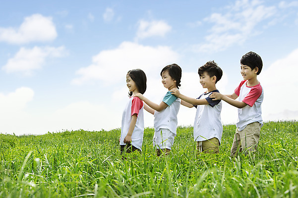 포토 JPG 주간 여자 남자 어린이 놀이 서기 웃음 사람 동양인 소녀 소년 잔디 여러명 상반신 야외 옆모습 친구 유치원생 한국인 즐거움 상쾌 기차놀이 어린이만 국내포토 자연요소 식물 감정 뷰포인트 다수 관계 모션 표정 인종 파일형식