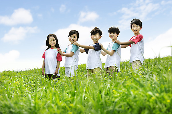 포토 JPG 주간 여자 남자 어린이 놀이 서기 웃음 사람 동양인 소녀 소년 잔디 여러명 상반신 야외 옆모습 친구 유치원생 한국인 즐거움 상쾌 기차놀이 어린이만 국내포토 자연요소 식물 감정 뷰포인트 다수 관계 모션 표정 인종 파일형식