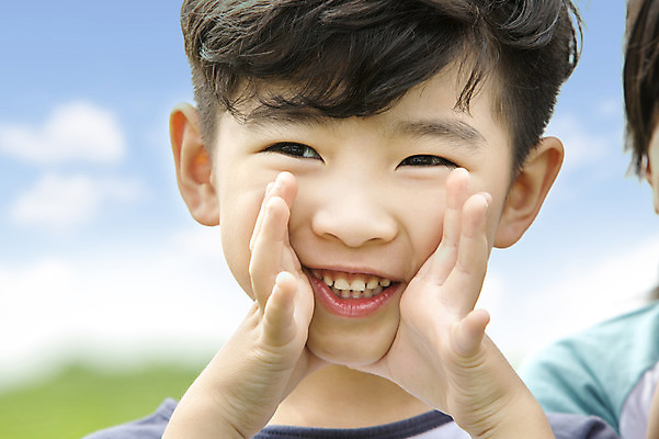 포토 JPG 주간 남자 어린이 한명 웃음 사람 동양인 손짓 소년 상반신 야외 앞모습 아웃포커스 외침 유치원생 한국인 즐거움 상쾌 남자만 남자한명만 어린이만 소년만 소년한명만 국내포토 자연요소 1 감정 뷰포인트 모션 촬영기법 표정 인종 소리 파일형식