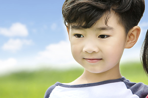 포토 JPG 주간 남자 어린이 한명 사람 동양인 소년 상반신 야외 아웃포커스 유치원생 한국인 즐거움 상쾌 남자만 남자한명만 어린이만 소년만 소년한명만 국내포토 자연요소 1 감정 촬영기법 인종 파일형식