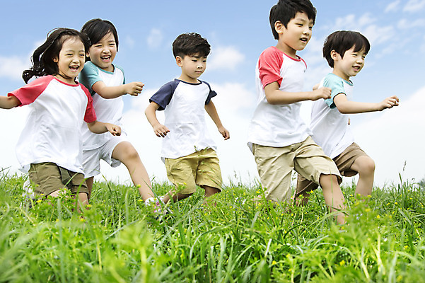 포토 JPG 주간 여자 남자 어린이 웃음 사람 동양인 소녀 소년 잔디 여러명 상반신 야외 친구 달리기 유치원생 한국인 즐거움 상쾌 어린이만 국내포토 자연요소 식물 감정 다수 관계 모션 표정 인종 파일형식