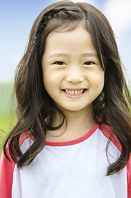 포토 JPG 주간 여자 어린이 한명 웃음 사람 동양인 소녀 상반신 야외 앞모습 아웃포커스 유치원생 한국인 즐거움 상쾌 여자만 여자한명만 어린이만 소녀만 소녀한명만 국내포토 자연요소 1 감정 뷰포인트 촬영기법 표정 인종 파일형식