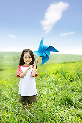 포토 JPG 주간 여자 어린이 한명 서기 웃음 들기 사람 동양인 소녀 잔디 상반신 야외 앞모습 유치원생 한국인 바람개비 즐거움 상쾌 여자만 여자한명만 어린이만 소녀만 소녀한명만 국내포토 자연요소 식물 1 감정 뷰포인트 모션 표정 인종 파일형식