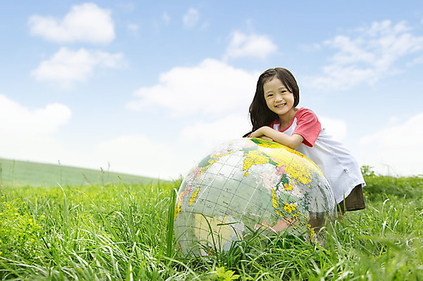 포토 JPG 주간 여자 어린이 공 놀이 한명 서기 웃음 사람 동양인 소녀 잔디 상반신 야외 지구본 유치원생 한국인 즐거움 상쾌 공놀이 여자만 여자한명만 어린이만 소녀만 소녀한명만 국내포토 자연요소 식물 1 감정 모션 표정 인종 파일형식